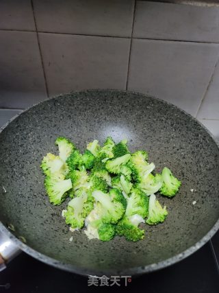 蒜末炒西兰花步骤4
