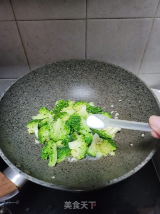 蒜末炒西兰花步骤5