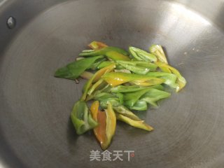 青椒炒糟小肠步骤3