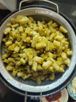 辣豆瓣肉末炒酸豆角步骤1