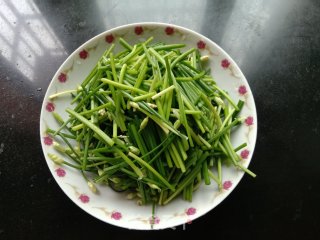 炝炒韭菜苔步骤2