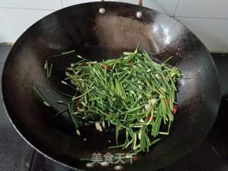 炝炒韭菜苔步骤4