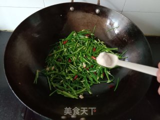炝炒韭菜苔步骤5