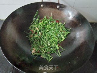 炝炒韭菜苔步骤7