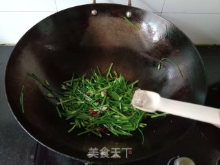 炝炒韭菜苔步骤6