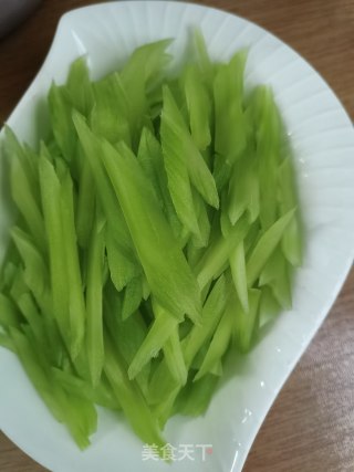 肉末炒莴笋步骤1