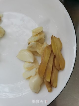 肉末炒莴笋步骤2