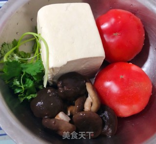 西红柿香菇豆腐煲#下饭菜#步骤1