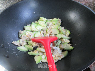 鸡蛋蛤蜊肉炒西葫芦步骤4
