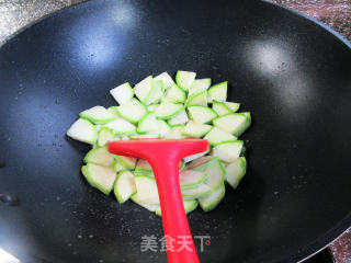 鸡蛋蛤蜊肉炒西葫芦步骤3