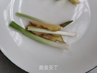 葱姜炒虾仁步骤2