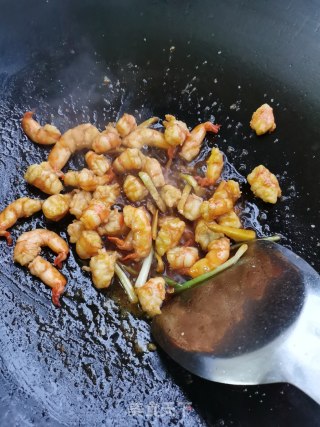 葱姜炒虾仁步骤6