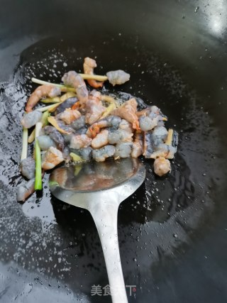 葱姜炒虾仁步骤5