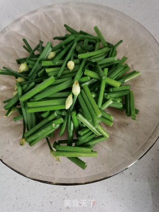 肉丝炒韭菜心步骤1