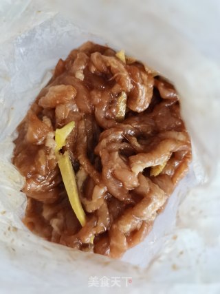 肉丝炒韭菜心步骤2