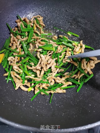 肉丝炒韭菜心步骤6