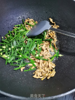 肉丝炒韭菜心步骤5
