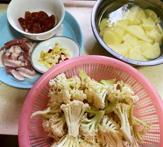 干锅花菜土豆片步骤1