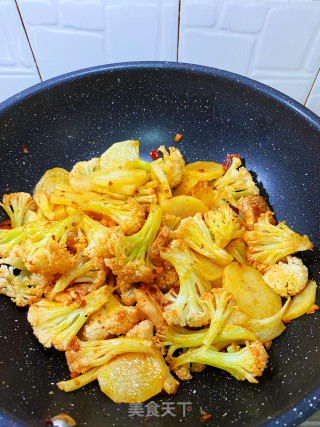 干锅花菜土豆片步骤6