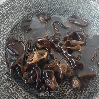 “下饭菜”线椒鸡蛋炒木耳步骤3