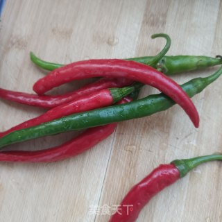 “下饭菜”线椒鸡蛋炒木耳步骤1