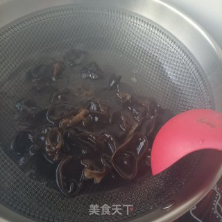“下饭菜”线椒鸡蛋炒木耳步骤4