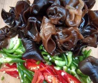 “下饭菜”线椒鸡蛋炒木耳步骤5
