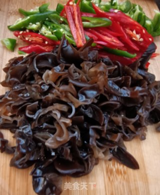“下饭菜”线椒鸡蛋炒木耳步骤6