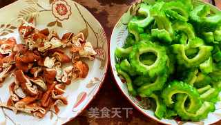 苦瓜炒肥肠步骤1