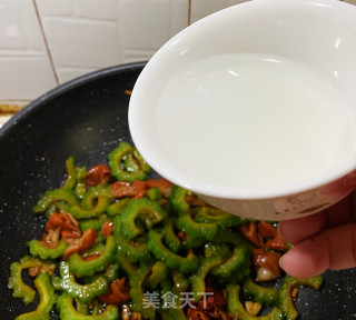 苦瓜炒肥肠步骤7