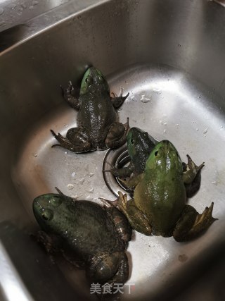 小煎牛蛙步骤1