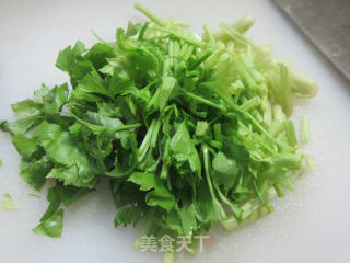 胡萝卜芹菜炒莲藕步骤3