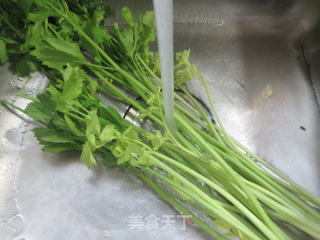 胡萝卜芹菜炒莲藕步骤2