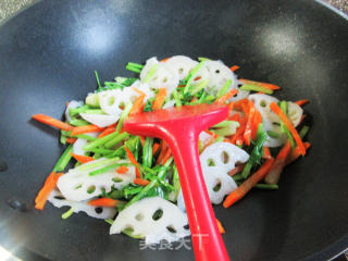 胡萝卜芹菜炒莲藕步骤7