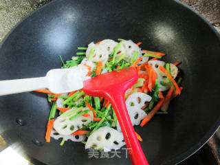 胡萝卜芹菜炒莲藕步骤9