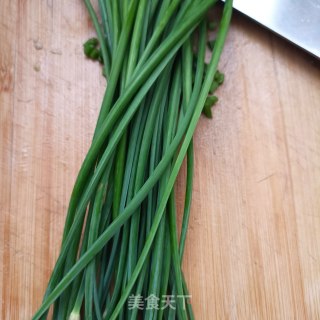“下饭菜”韭苔滑蛋步骤1