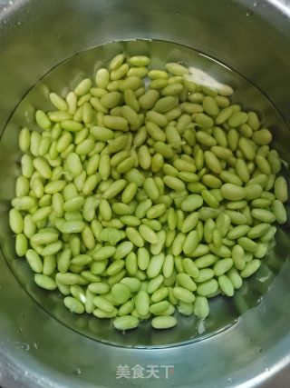 酸菜烧毛豆步骤1