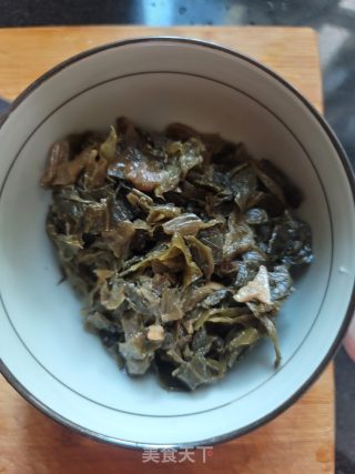 酸菜烧毛豆步骤2