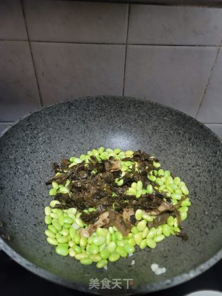 酸菜烧毛豆步骤5