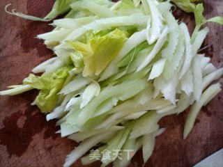 西芹炒卤肉步骤1
