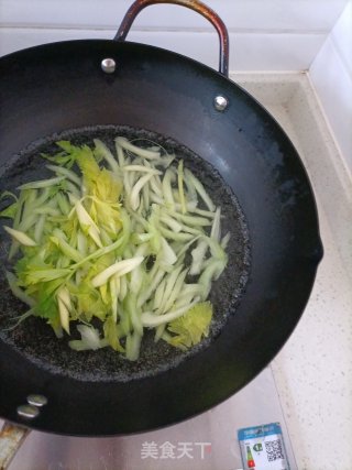 西芹炒卤肉步骤2