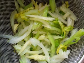 西芹炒卤肉步骤3