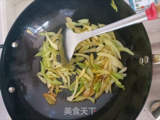西芹炒卤肉步骤7