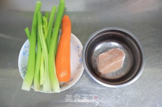 爽脆鲜嫩下饭的肉丝炒芹菜胡萝卜步骤1