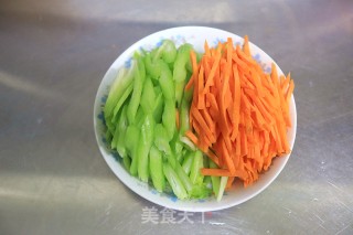 爽脆鲜嫩下饭的肉丝炒芹菜胡萝卜步骤3