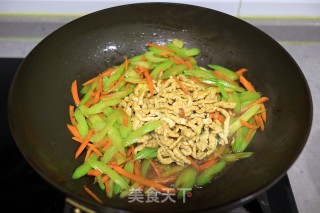 爽脆鲜嫩下饭的肉丝炒芹菜胡萝卜步骤9