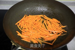 爽脆鲜嫩下饭的肉丝炒芹菜胡萝卜步骤6