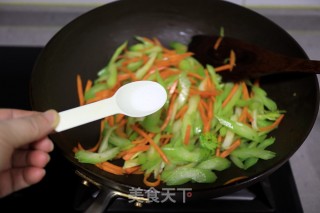 爽脆鲜嫩下饭的肉丝炒芹菜胡萝卜步骤8