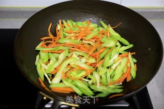 爽脆鲜嫩下饭的肉丝炒芹菜胡萝卜步骤7