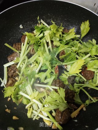 潮汕牛肉丸炒小芹菜步骤4